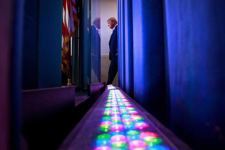 Donald Trump på vej ind til sit pressemøde onsdag, hvor han slog tvivl om troværdigheden ved de kinesiske myndigheder. Foto: Tom Brenner/Ritzau Scanpix
