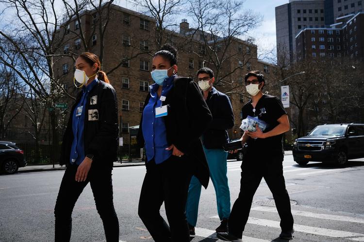 Sundhedsarbejdere fotograferet uden for Mount Sinai Hospital i New York, der er det hårdest ramte område i USA.  Foto: Spencer Platt/Ritzau Scanpix