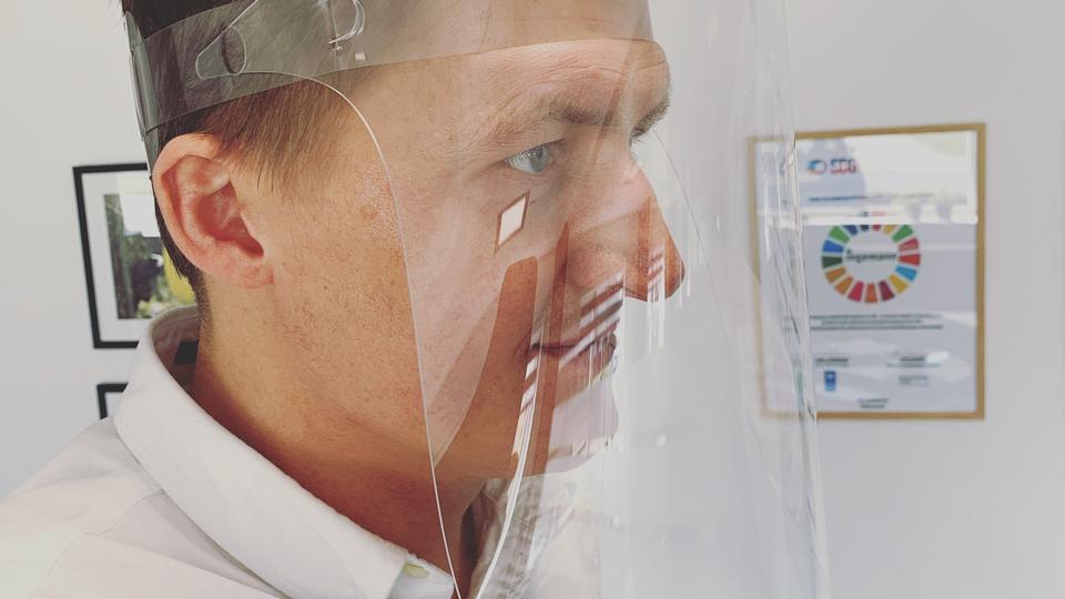 Dorhandtag Til Armen Og Printede Ansigtsmasker Designere Bekaemper Coronavirus Med Kreative Opfindelser Politiken Dk