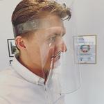 Den danske designer Øivind Slaatto og hans team har tegnet et ansigtsvisir, som gratis kan downloades og kopies, hvorpå man kan laserskære det ud. Laserskæring er meget billigere end 3D-print og I følge Slaatto er ansigtsvisiret et udtryk for, at han gerne vil bidrage til kampen mod corona.  Foto: Slaatto Design