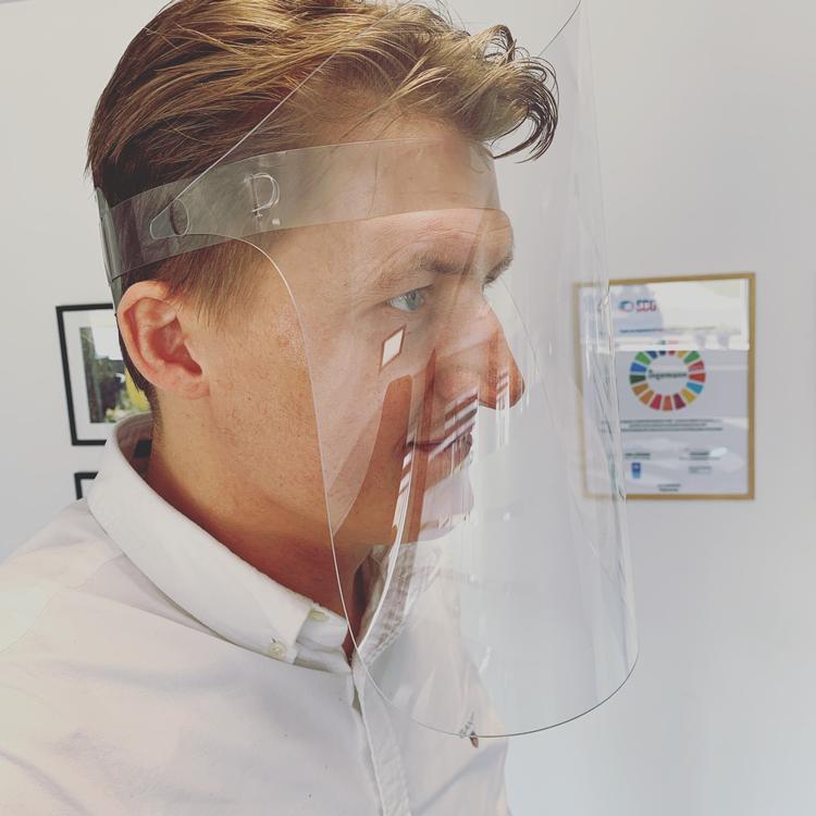 Den danske designer Øivind Slaatto og hans team har tegnet et ansigtsvisir, som gratis kan downloades og kopies, hvorpå man kan laserskære det ud. Laserskæring er meget billigere end 3D-print og I følge Slaatto er ansigtsvisiret et udtryk for, at han gerne vil bidrage til kampen mod corona.  Foto: Slaatto Design