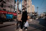 KIna er lige så langsomt ved at åbne dele af landet efter coronavirus. Her et fotografi fra Beijing, 29. marts 2020. Personerne på fotoet indgår ikke i historien om hundeluftningen. Foto: Nicolas Asfouri/Ritzau Scanpix