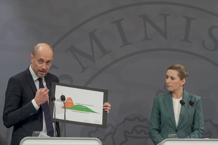 På pressemøderne om, hvordan vi skal forholde os til coronavirus, har sundheds- og ældreminister Magnus Heunickes (S) skilt med den grønne kurve, udvikingen gerne skal følge, været fast rekvisit. Det skilt vil Medicinsk Museion gerne have fingrene i. Foto: Miriam Dalsgaard