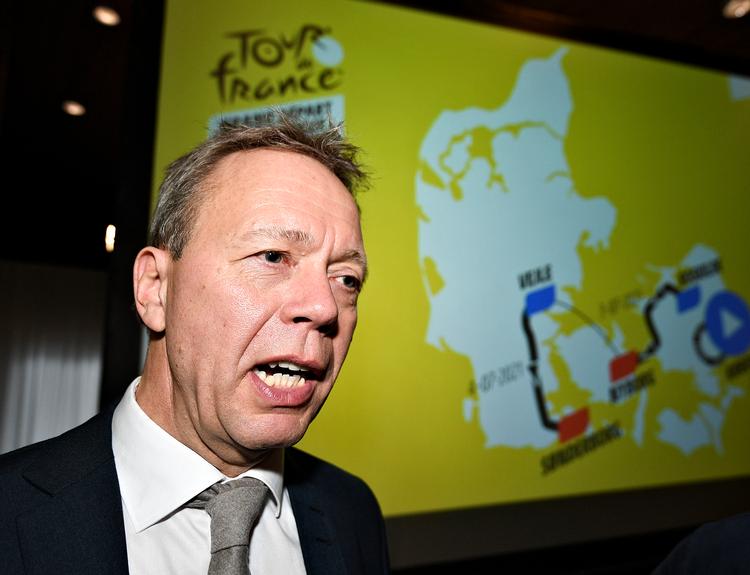 Alex Pedersen foran rutekortet, der viser, hvor den danske del af næste års Tour de France skal afvikles.
 Foto: Ernst van Norde