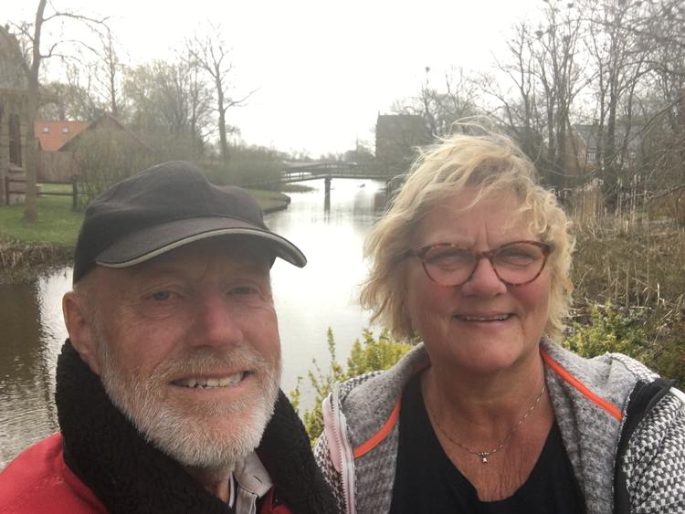 Palle og Lene Preisler Adelhardt nyder at være hjemme i haven Ribe efter et afbrudt krydstogt i Stillehavet og en dramatisk hjemrejse.  Foto: Privat
