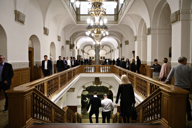 Folketingsmedlemmerne fotograferet i tirsdags, da de stod i kø for at komme ind og stemme i små grupper. Foto: Philip Davali/Ritzau Scanpix