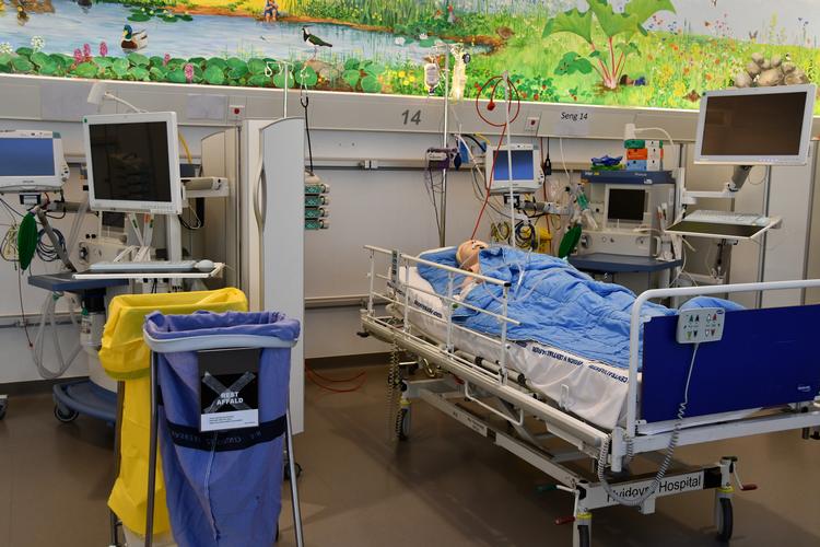 Her ses indgangen til den ombyggede modtagehal for patienter til Akutmodtagelsen. Det er en øvelsesdukke, der ligger i sengen.  Foto: Hvidovre Hospital