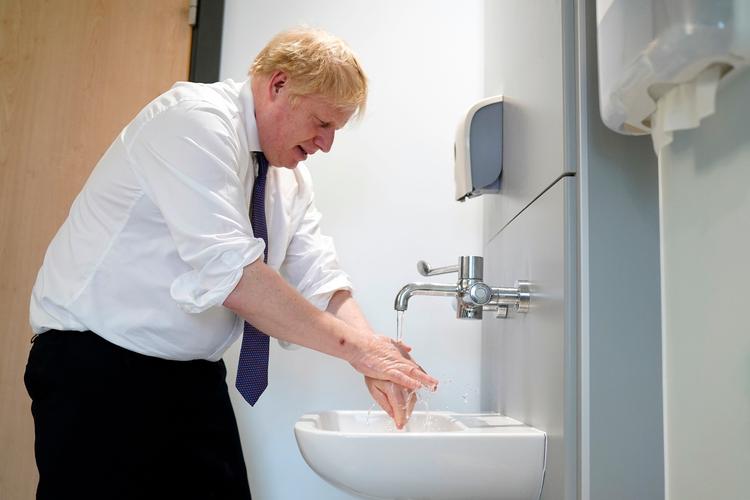 Joker. I begyndelsen af coronakrisen havde Boris Johnson svært ved at lægge låg på sin ubekymrede og humoristiske adfærd. 1. marts besøgte han Royal Freee Hospital i London, hvor han med egne ord »gav hånd til alle«. Senere blev premierministeren selv smittet. Foto: Andrew Parsons / No10 Downing St/Ritzau Scanpix