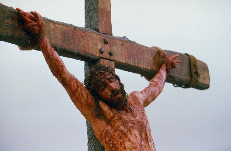 topillu alternativ   
 ** FOR USE AS DESIRED ** Jim Caviezel, portraying Jesus Christ, is shown nailed to the cross on the set of "The Passion of the Christ" in this Jan. 24, 2003 photo. Director Mel Gibson has insisted that the controversial film, set for release Feb. 25, 2004, does not malign Jews. (AP Photo/Philippe Antonello, Marquis Films Ltd.) ** NO SALES**   Foto: Philippe Antonello/Ritzau Scanpix