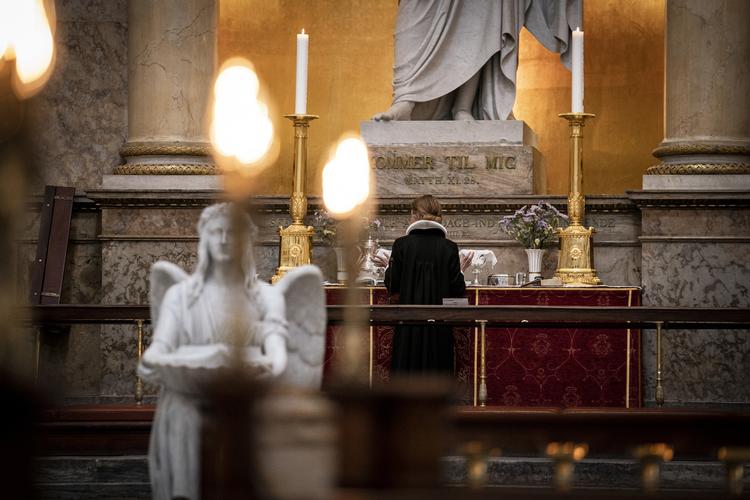Regeringen arbejder på at gøre det muligt for de ellers lukkede kirker at holde påskegudstjenester i begrænset omfang, men præster rundt om i landet er bekymret for, om det er forsvarligt. Arkivfoto. Foto: Niels Christian Vilmann/Ritzau Scanpix