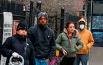 Mange frivillige står i kø foran 'City harvest distribute food in Harlem' i New York. Med de mange tusinde new-yorkere, der står uden arbejde, oplever fødevarebanken stor opmærksomhed.  Foto: Kena Betancur/Ritzau Scanpix