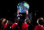 Dengang alt gik som planlagt: Premierminister Boris Johnson taler på et møde 4. februar med videnskabsforfatteren David Attenborough om forventningerne til klimatopmødet i Glasgow. Nu er mødet udsat til 2021.  Foto: Chris J Ratcliffe/Ritzau Scanpix