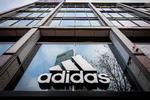 470.000 tyske virksomheder har søgt om støtte til at sende medarbejdere på en deltidsordning. Sportsudstyrsgiganten Adidas sendte fornylig 1200 ansatte på deltid.   Foto: Odd Andersen/Ritzau Scanpix