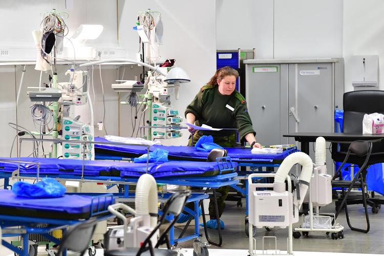 Pressefremvisning af feltsygehuset  Stockholmsmässan i Älvsjö. Sverige har haft en stejl kurve af dødsfald blandt svenskere, der var smittet med coronavirus, så nu tages flere midler i brug.  Foto: 10030 Jonas Ekströmer/tt/Ritzau Scanpix