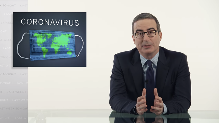 Der er tomt - og meget, meget hvidt - i det midlertidige studie. Last Week Tonight har måttet flytte til et alternativt studie, da der blev fundet coronavirus-tilfælde i den bygning, hvor de ellers har til huse.  Foto: Screenshot fra Youtube.