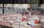 Patienterne ligger tæt på det midlertidige felthospital i Madrid. Spanien er et af de hårdest ramte lande i Europa. På verdensplan har virussen, der har bredt sig fra Kina, nu kostet 50.000 menneskeliv.  Foto: Sergio Perez/Ritzau Scanpix