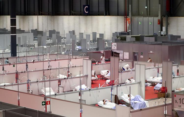 Patienterne ligger tæt på det midlertidige felthospital i Madrid. Spanien er et af de hårdest ramte lande i Europa. På verdensplan har virussen, der har bredt sig fra Kina, nu kostet 50.000 menneskeliv.  Foto: Sergio Perez/Ritzau Scanpix