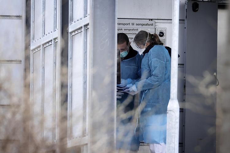 Sjællands Universitetshospital i Roskilde er et af de hospitaler, der har en drive-in test, hvor man kan parkere sin bil og gå fem meter, hvor man bliver testet under et halvtag. Torsdag var første dag, hvor patienter med mildesymptomer kunne blive testet. Men det var systemet ikke gearet til.   Foto: Jens Dresling/POLFOTO