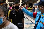 I Thailand kæmper myndighederne for at forhindre coronavirus i at sprede sig. Her får passagerer på togstationen i Bangkok taget deres temperatur. Foto: Claus Blok Thomsen