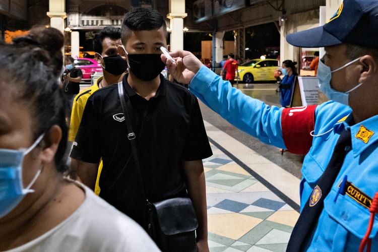 I Thailand kæmper myndighederne for at forhindre coronavirus i at sprede sig. Her får passagerer på togstationen i Bangkok taget deres temperatur. Foto: Claus Blok Thomsen