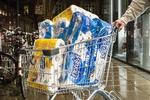 Straks efter at Mette Frederiksen i begyndelsen af marts fortalte, at Danmark lukkede ned, blev mang butikker stormet af kunder, der ville hamstre ikke mindst toiletpapir.  Foto: Alexander Sjöberg