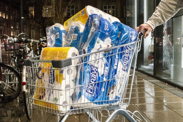 Straks efter at Mette Frederiksen i begyndelsen af marts fortalte, at Danmark lukkede ned, blev mang butikker stormet af kunder, der ville hamstre ikke mindst toiletpapir.  Foto: Alexander Sjöberg