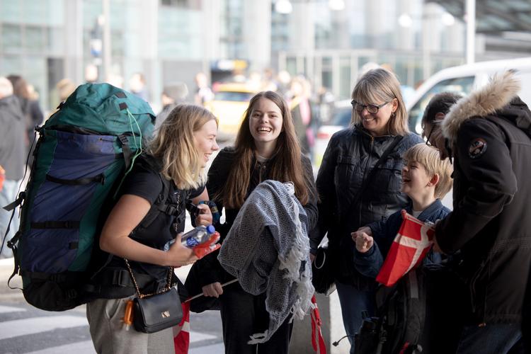 Gensynsglæden er stor, da Caroline lander fra sin Sydamerikarundtur, som er endt helt anderledes end forventet. Solveig, Karina, Mathias og Flemming Lemche tager imod.   Foto: Andreas Merrald/POLFOTO