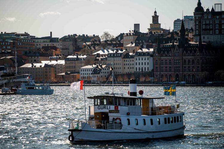 Stockholm i skarp forårssol er det hårdest ramte sted i Sverige af coronaepidemien. Torsdag var der indlagt 143 på intensivafdelingerne i region Stockholm.  Foto: Jonathan Nackstrand/Ritzau Scanpix