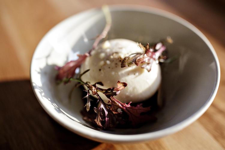Bekæmp madspild og red din coronaweekend med gratis mozzarellaost. Gorms Pizza deler ud af sit lager lørdag 12-14 i Herlev. Så kan du selv gå hjem og dulle den op med salat. Foto: Miriam Dalsgaard/POLFOTO