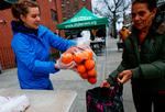 Frivillige deler mad ud i Harlem i New York. Foto: Kena Betancur/Ritzau Scanpix