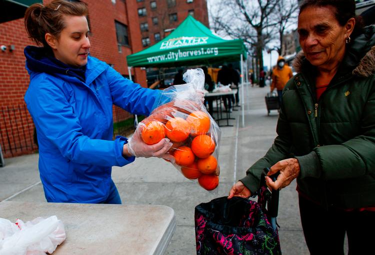 Frivillige deler mad ud i Harlem i New York. Foto: Kena Betancur/Ritzau Scanpix
