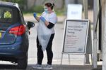 Én britisk sundhedsmedarbejder foretager en corona-test i en drive-in test-facilitet i  Chessington, nær London. Ifølge prognoser vil mange miste livet i Storbritanninen som følge af coronavirus.  Foto: Ben Stansall/Ritzau Scanpix