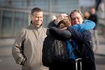 Forældre til unge rygsækrejsende tog varmt imod, da særflyet landede fra Peru.  Foto: Andreas Merrald/POLFOTO