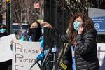 Vi vil have masker! Amerikanske sygeplejersker demonstrerede denne uge foran et hospital i New York for at kræve livsvigtigt sikkerhedsudstyr. De fortalte, at ledelser beder dem om at genbruge masker. Over hele verden er der mangel på værnemidler. Foto: Bryan R. Smith/Ritzau Scanpix
