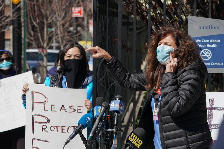 Vi vil have masker! Amerikanske sygeplejersker demonstrerede denne uge foran et hospital i New York for at kræve livsvigtigt sikkerhedsudstyr. De fortalte, at ledelser beder dem om at genbruge masker. Over hele verden er der mangel på værnemidler. Foto: Bryan R. Smith/Ritzau Scanpix