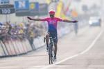 Italieneren Alberto Bettiol krydser stregen som vinder af sidste års Flandern Rundt. I baggrunden anes Kasper Asgreen på andenpladsen. Foto: www.rvv.be. 