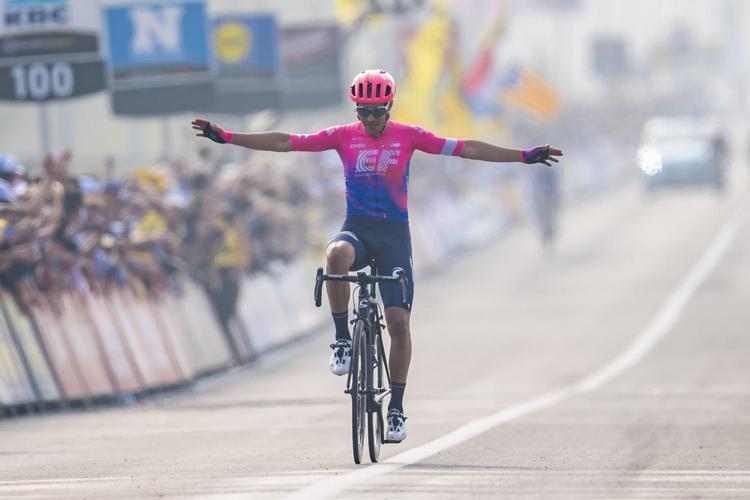 Italieneren Alberto Bettiol krydser stregen som vinder af sidste års Flandern Rundt. I baggrunden anes Kasper Asgreen på andenpladsen. Foto: www.rvv.be. 