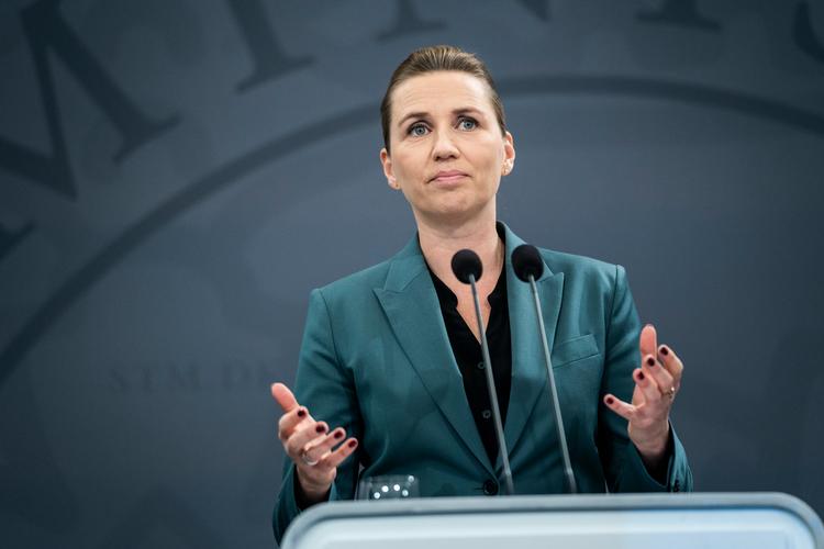 Statsminister Mette Frederiksen (S) har travlt med at holde hånden under samfundet og danskerne. Foto: Martin Sylvest/Ritzau Scanpix
