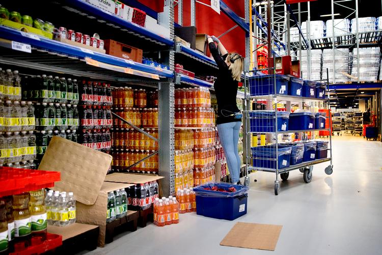 Supermarkederne, der tilbyder levering, har meget travlt med at følge med efterspørgslen. Nemlig.com ansatte i sidste uge 200 nye medarbejdere. Nu skal der ansættes yderligere 200. 
Coop.dk har ligeledes skruet op for kapaciteten ved at hyre flere medarbejdere. Arkivfoto. Foto: Finn Frandsen/POLFOTO