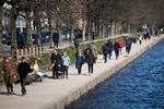 Selv om det kan se ud som om, at der er for mange mennesker samlet i parker og ved søerne i København, mener politiet, at borgerne er gode nok til at holde afstand. Foto: Andreas Merrald/POLFOTO