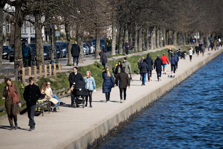 Selv om det kan se ud som om, at der er for mange mennesker samlet i parker og ved søerne i København, mener politiet, at borgerne er gode nok til at holde afstand. Foto: Andreas Merrald/POLFOTO