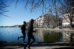 Når solen skinner, er særligt Søerne i København et populært udflugtsmål for både løbere og fodgængere. Ifølge kommunen er det også for populært.  Foto: Jens Dresling/POLFOTO