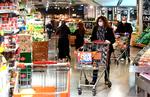    I Østrig skal alle bære mundbind, når de handler ind. Mundbindene deles ud ved supermarkedernes indgange. Foto: Helmut Fohringer/Ritzau Scanpix Foto: Helmut Fohringer/Ritzau Scanpix