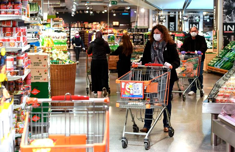    I Østrig skal alle bære mundbind, når de handler ind. Mundbindene deles ud ved supermarkedernes indgange. Foto: Helmut Fohringer/Ritzau Scanpix Foto: Helmut Fohringer/Ritzau Scanpix