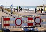 Politifolk til hest patruljerer et strandområde i hollandske Zandvoort. Foto: Koen Van Weel/Ritzau Scanpix