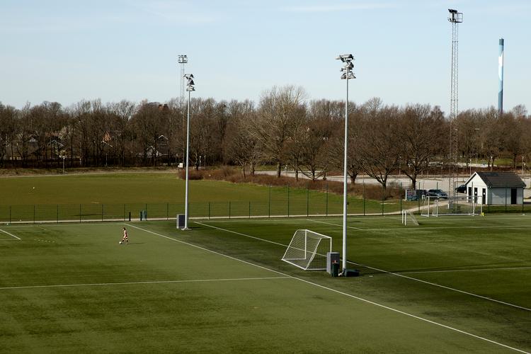Mens de fleste fodboldbaner er tomme som her i Brøndby, spiller de stadig i Nicaragua, hvor U20-kampe finder vej til Danske Spils udbud af væddemål. Foto: Peter Hove Olesen/POLFOTO