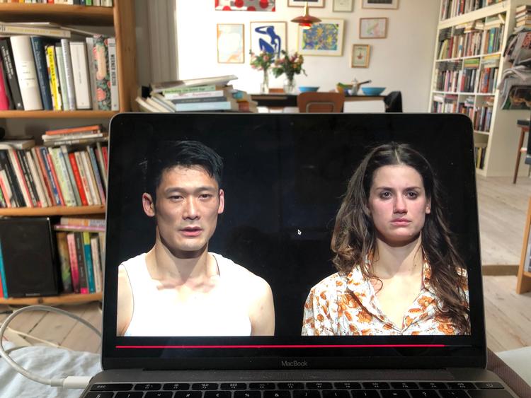 Thomas Hwan og Danica Curcic i 'Romeo og Julie' – set på en laptop i skribentens stue. Foto: Alexander Vesterlund