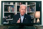 Joe Biden prøver at få det bedste ud af krisen ved at være på fra et improviseret tv-studie i sin kælder i Delaware. Ligesom mange andre amerikanere er han i ufrivillig isolation på grund af coronakrisen. Foto: Brian Cahn/Ritzau Scanpix