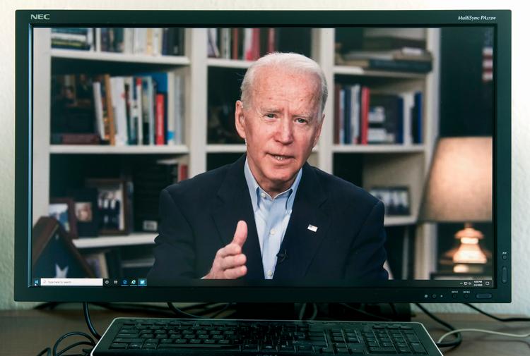 Joe Biden prøver at få det bedste ud af krisen ved at være på fra et improviseret tv-studie i sin kælder i Delaware. Ligesom mange andre amerikanere er han i ufrivillig isolation på grund af coronakrisen. Foto: Brian Cahn/Ritzau Scanpix