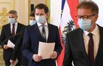 Østrigs kansler Sebastian Kurz ankommer mandag til corona-pressemøde i Wien sammen med sundhedsminister Rudolf Anschober, vicekansler Werner Kogler og indenrigsminister Karl Nehammer. Foto: Pool/Ritzau Scanpix